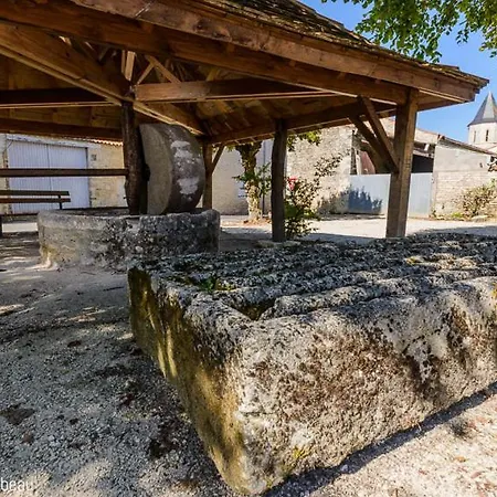 Holiday home L'atypique Tusson